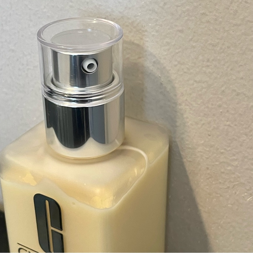 Clinique Dramatically Different Moisturizing Face Lotion+ - Picture 3 of 6